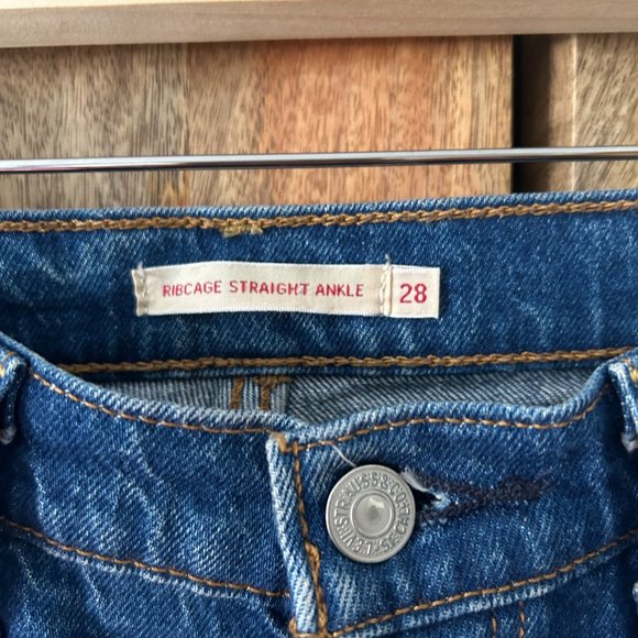 Levi's Ribcage Straight Ankle Jeans - Picture 4 of 6